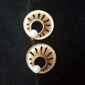 Vintage gold & pearl clip earrings